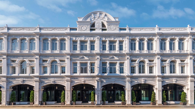 Das klassizistische Capitol Building mit seiner imposanten Fassade und dem Säulengang mit Blick auf die Straßenkreuzung