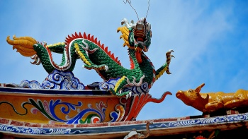 Geschnitzter Drache auf dem Dach des Hong San See Tempels
