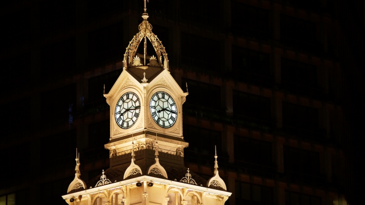 Uhrturm im Lau Pa Sat bei Nacht