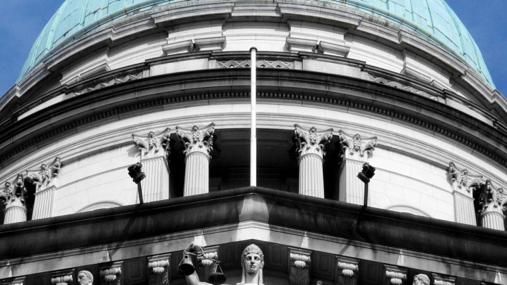 Die Säulen und das Tympanon des Old Supreme Court (ehemaliger oberster Gerichtshof) wurden von einem in Singapur lebenden Bildhauer aus Mailand erschaffen.