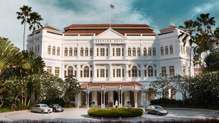 Totalaufnahme des Eingangs des Raffles Hotel Singapore