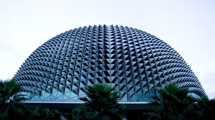 Die dornige Fassade der Esplanade ist ein unkonventioneller Teil der Skyline Singapurs.