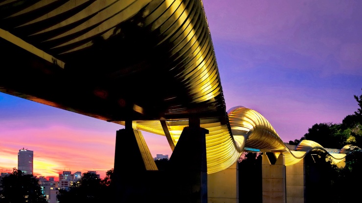 Die Farben des Sonnenuntergangs spiegeln sich auf der Henderson Waves Bridge wider und verleihen ihr einen wunderschönen goldenen Schimmer