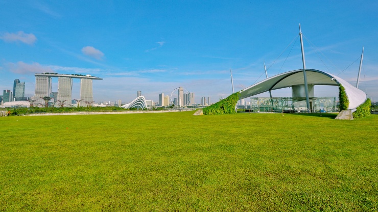 Grünflächen auf der Dachterrasse der Marina Barrage