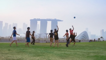 Gruppe von Jungs spielt Fußball am Marina Barrage