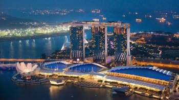 Eine wunderbare Aufnahme von Marina Bay Sands und dem ArtScience Museum am Abend aus der Vogelperspektive