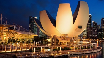 Wunderschön angestrahlte Fassade des ArtScience MuseumTM am Marina Bay Sands®