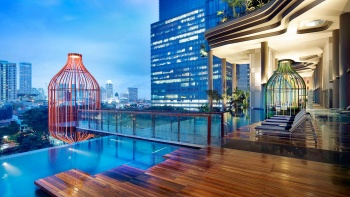 Infinity-Pool und Pool-Pavillons überblicken Singapurs Skyline vom PARKROYAL on Pickering.