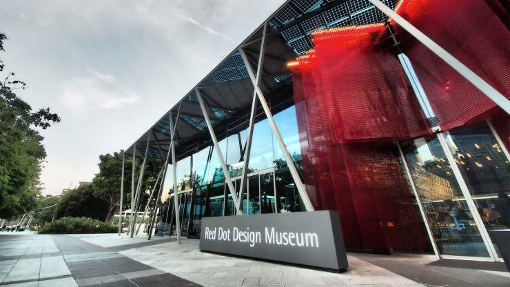 Außenansicht des Red Dot Design Museum Singapore an der Marina Bay