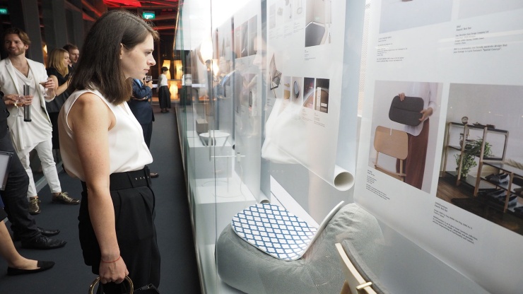 Besucher im Red Dot Design Museum Singapore