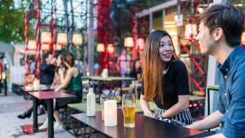 Zwei Freunde genießen ein Getränk in der Cafe Bar des Red Dot Museums
