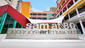 Außenansicht und Schild von SAM at 8Q, einer Erweiterung des Singapore Art Museums