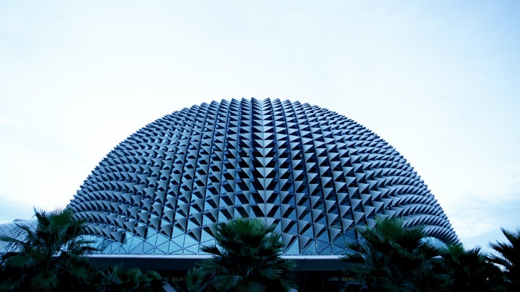 Die Architektur der Esplanade Theatres on the Bay erinnert an eine Durian-Frucht.