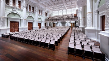 Genießen Sie wunderschöne Musik-Aufführungen im Victoria Theatre & Concert Hall.