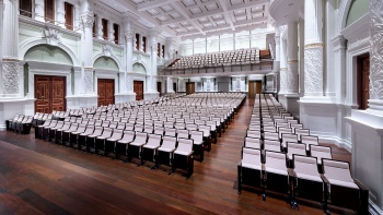 Genießen Sie wunderschöne Musik-Aufführungen im Victoria Theatre & Concert Hall.