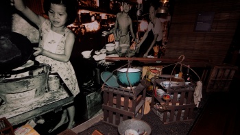 Ausstellung einer Street Food Galerie, die Singapurs Straßenleben in Chinatown nachbildet