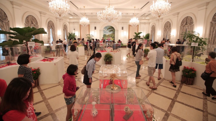 Besucher bei einer Ausstellung im Istana