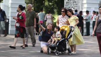 Eine Familie macht ein Foto im Istana