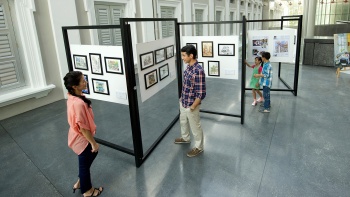 Besucher betrachten die Ausstellungen in der Galerie des National Museum of Singapore
