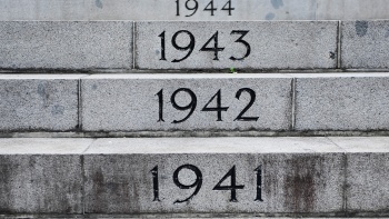 Eingravierte Jahre am Kenotaph-Kriegsdenkmal