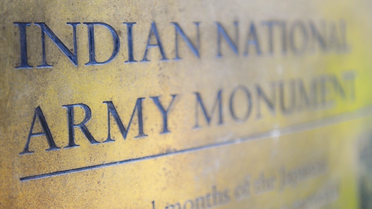 Nahaufnahme des Namens des Indian National Army Monuments