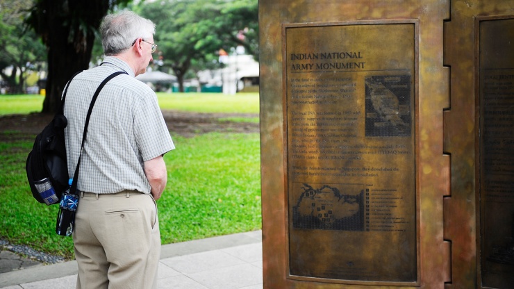 Ein Besucher liest die Markierung des Indian National Army Monument