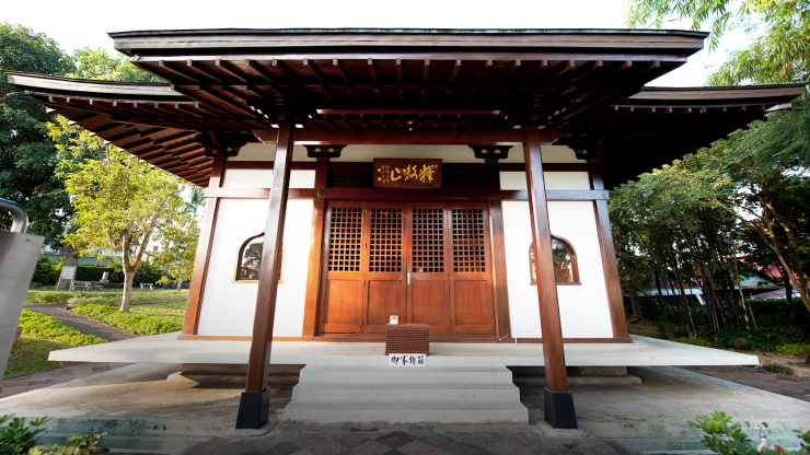 Weitwinkelaufnahme der Gebetshalle im Japanese Cemetery Park