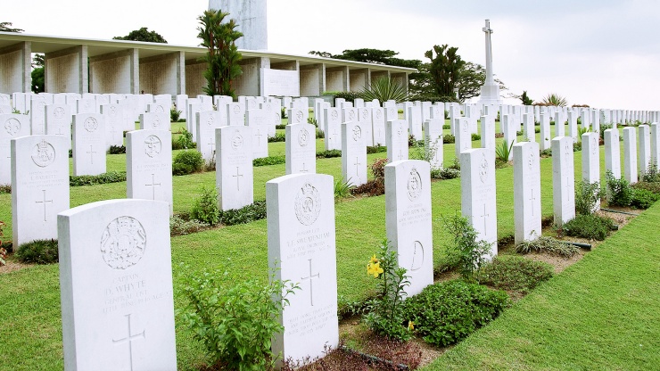 Über 4.400 weiße Grabsteine stehen aufgereiht am sanften Hang des Kranji Kriegerdenkmals