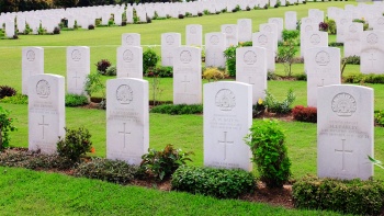 Nahaufnahme der Gräber im Kranji Kriegsdenkmal