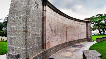 Erinnerungswand der unbekannten Gräber am Kranji Kriegsdenkmal