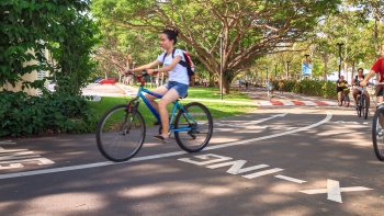 Ein Radfahrer auf einem Radweg am East Coast Park.