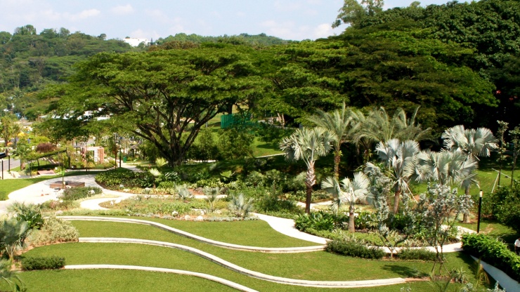 Genießen Sie ein Picknick auf einem gepflegten Rasen mitten im üppigen Grün des HortPark, Singapore.