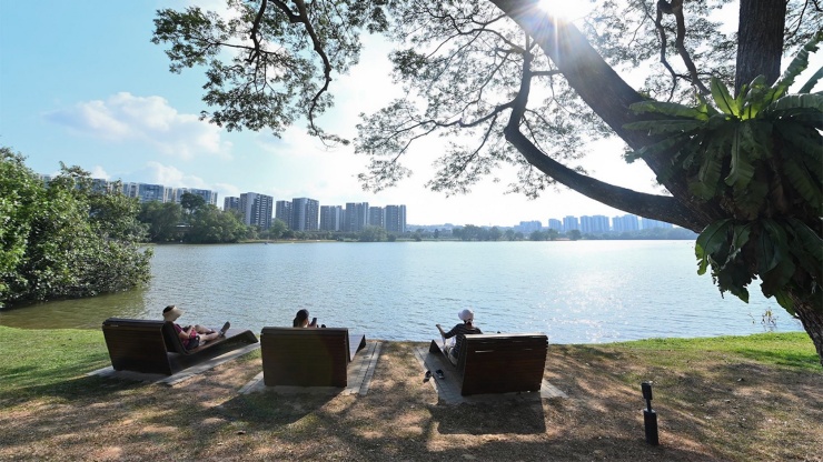 Menschen entspannen sich an der Lakeside Promenade in den Jurong Lake Gardens
