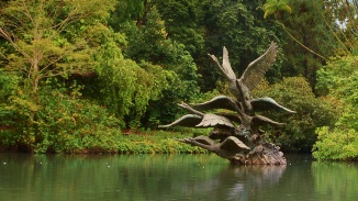 Weitwinkelaufnahme der Schwanenstatue im botanischen Garten von Singapur