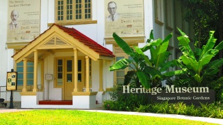 Weitwinkelaufnahme des Eingangs des Heritage Museum