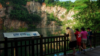 Familie bewundert den Hindhede-Steinbruch des Bukit Timah-Naturschutzgebiets