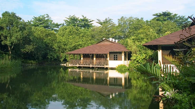 Weitwinkelaufnahme einer Holzhütte im Sungei Buloh Wetland Reserve