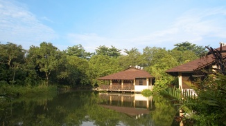 Weitwinkelaufnahme einer Holzhütte im Sungei Buloh Wetland Reserve