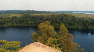 Weitwinkelaufnahme von Pulau Ubin von einem Aussichtspunkt aus