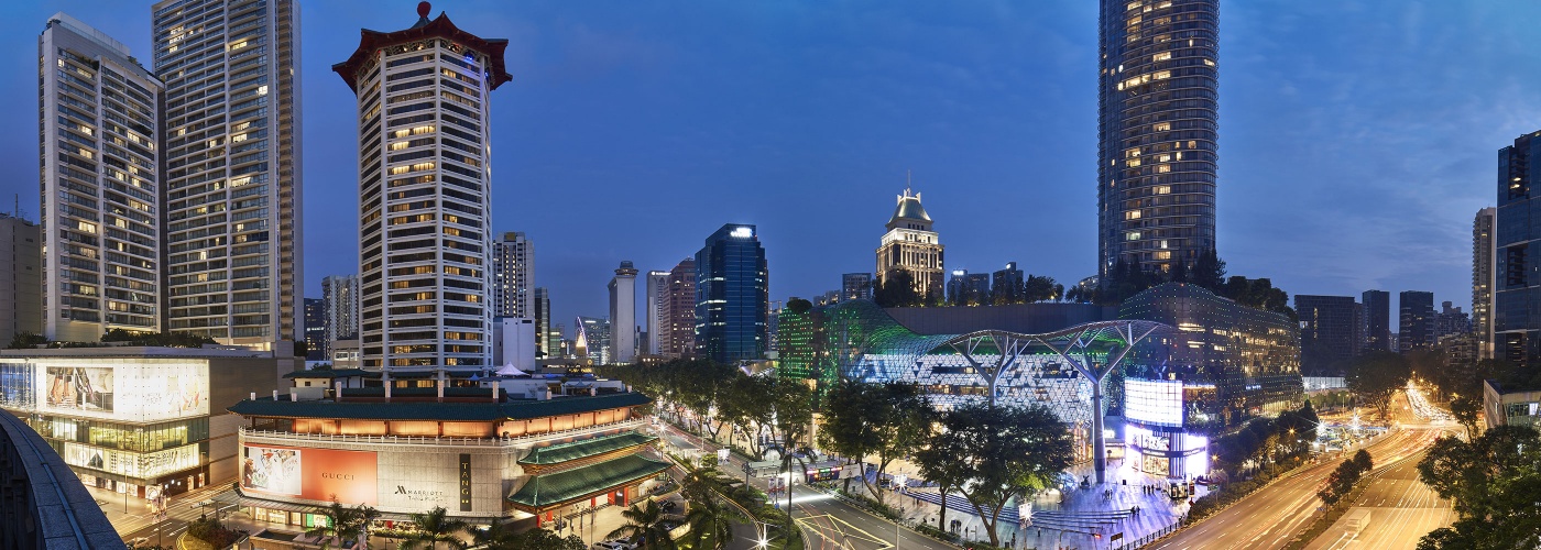 Die Skyline der Orchard Road bei Nacht