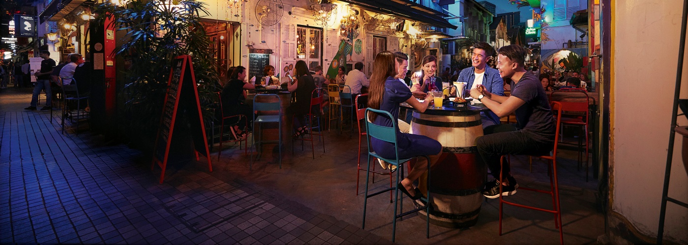 Nathan Hartono und seine Freunde bei einem abendlichen Treffen vor dem Blu Jaz Café in der Haji Lane