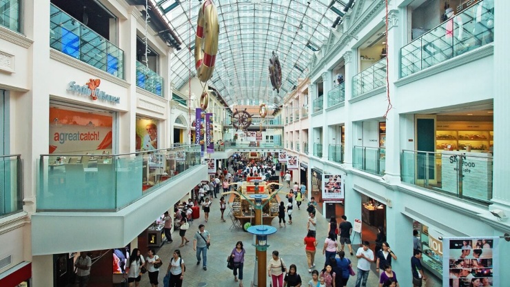 Geschäfte und Einkaufswagen im Bugis Junction.