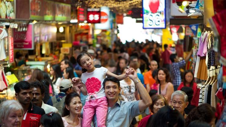 Eine Familie kauft auf der Bugis Street ein