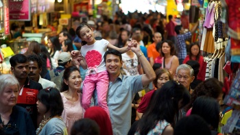 Eine Familie kauft auf der Bugis Street ein