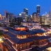 Luftansicht von Chinatown bei Nacht mit dem Buddha Tooth Relic Tempel und der Skyline des CBD im Hintergrund 