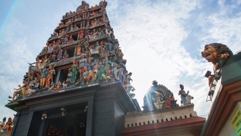 Außenfassade des Sri Mariamman Tempels in Chinatown