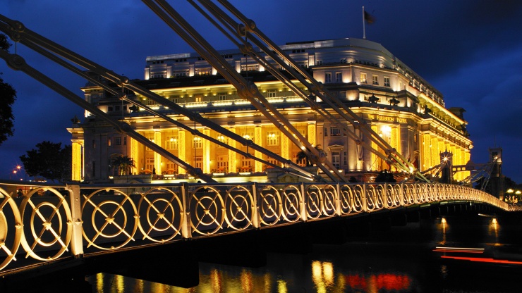 Nachtansicht des Fullerton Hotel und der Cavenagh Bridge