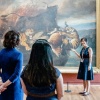 Aufnahme eines Galerieführers, der den Besuchern der Galerie das Kunstwerk erklärt