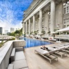 Blick auf den Pool im Fullerton Hotel Singapore