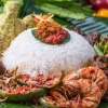 Nahaufnahme eines Nasi Padang-Gerichtes von Hjh Maimunah